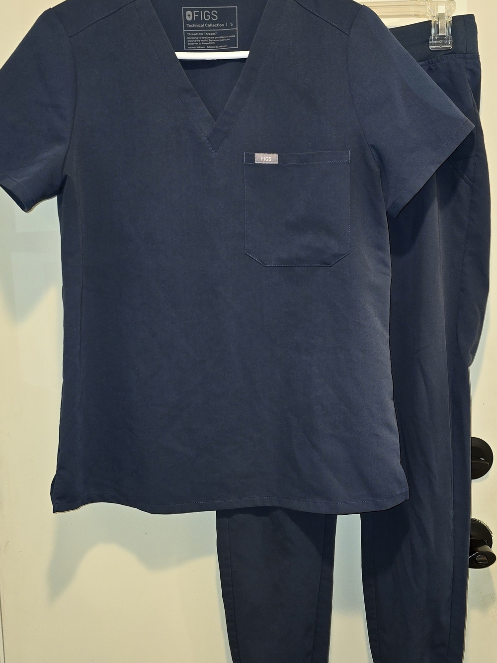 FIGS Women’s Scrub Top and Pants Set